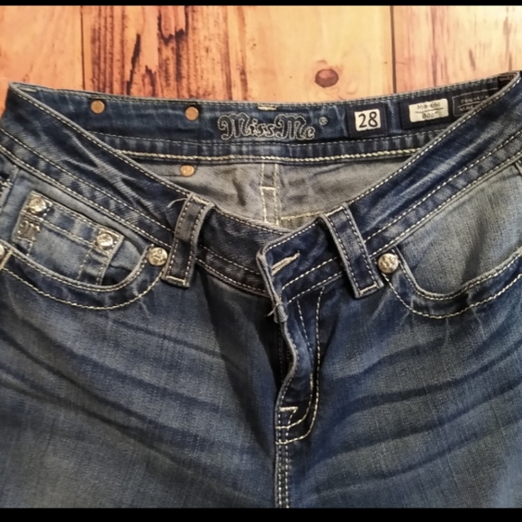 New Women's Miss Me Jeans - Picture 2 of 4